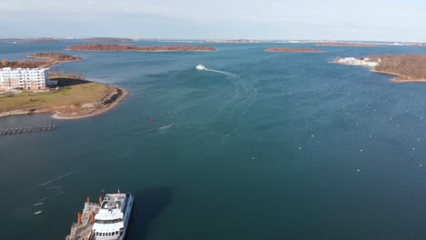 retracción aérea diurna del ferry de cercanías hingham mbta conduciendo hacia boston
