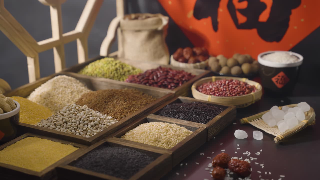 Vari tipi di cibo di qualità, come legumi secchi, fagioli, riso e semi di cereali, in una ciotola di legno rustica. Un insieme di fonti indispensabili di proteine per un concetto di alimentazione e uno stile di vita sano.