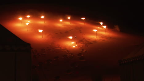 un corazón formado por antorchas en la noche, en el desierto del sahara cerca de merzouga, marruecos