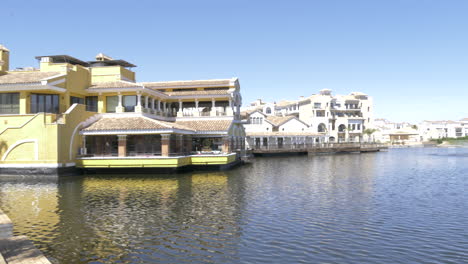 Lago-Con-Vistas-A-Un-Campo-De-Golf-En-España