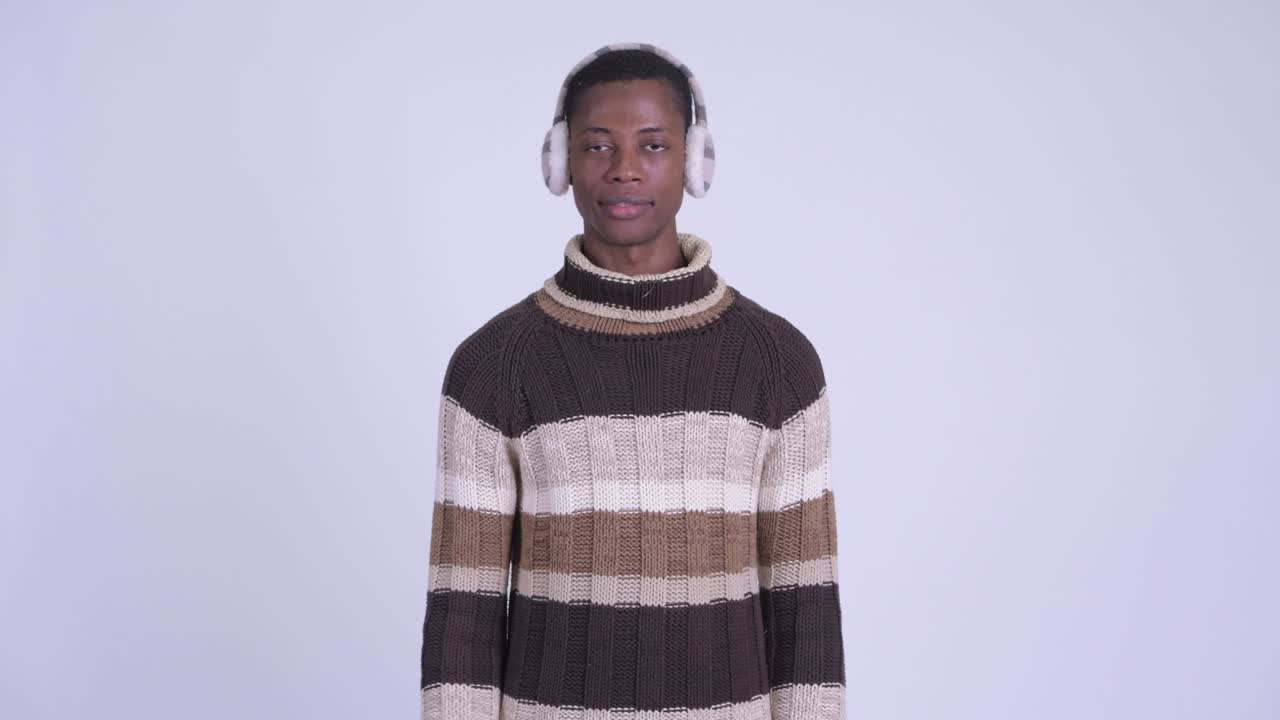 joven y guapo hombre africano listo para el invierno
