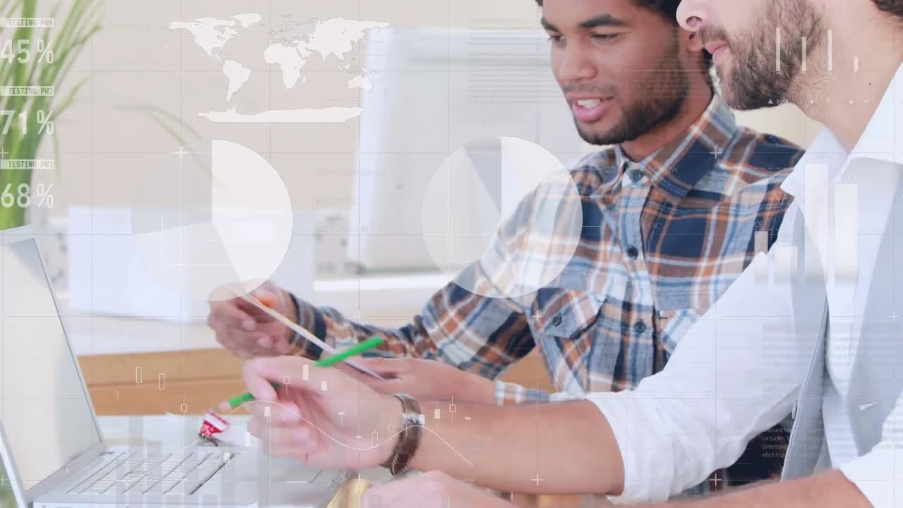 animación de diversos datos y gráficos sobre trabajadores varones felices y diversos que usan computadoras portátiles