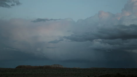 Las-Nubes-De-Tormenta-En-La-Hora-Dorada-Adoptan-Un-Tono-Apagado-De-Rosa-Y-Azul-Y-Luego-Se-Desvanecen-En-La-Oscuridad