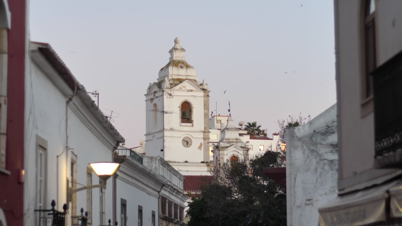 paisaje urbano con torre de iglesia católica en lagos, portugal