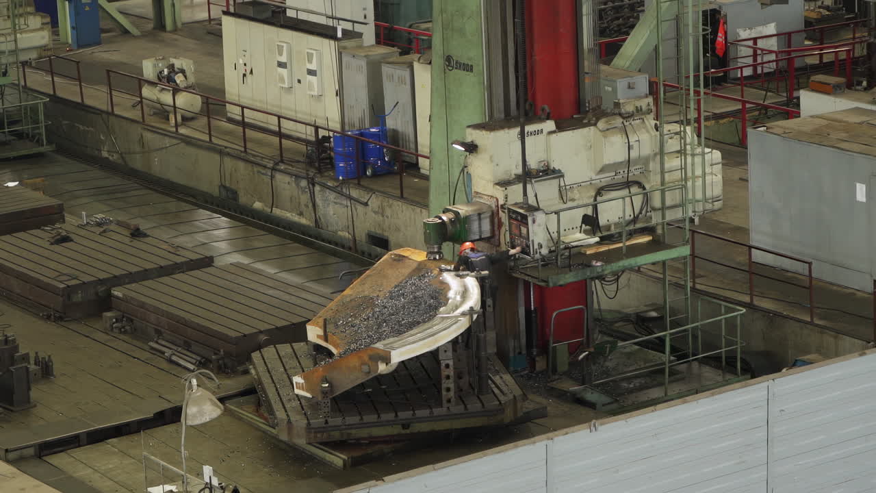 제조 시설에서 금속 가공 작업