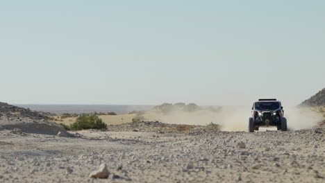 vehículo de rally todoterreno dakar acelerando a través del desierto dejando