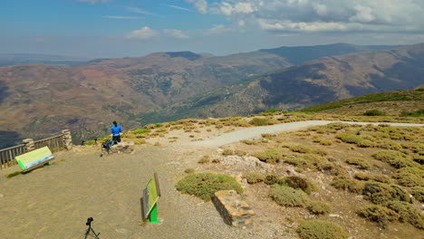 El-Fotógrafo-Disfruta-Del-Mirador-Del-Paisaje-Montañoso-De-Andalucía,-Vista-Aérea-De-La-órbita.