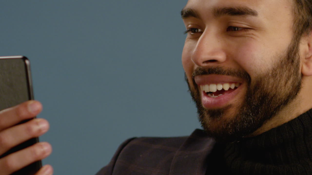 cu joven recibe una videollamada