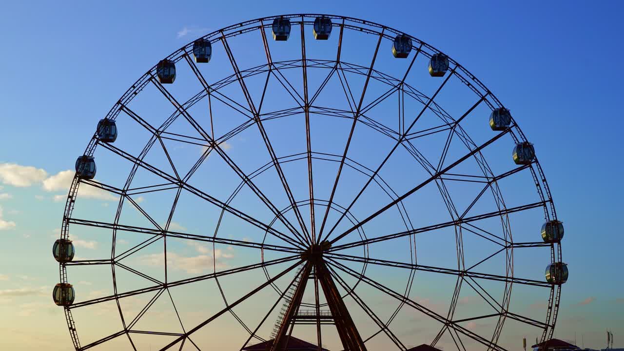 ускоренное колесо обозрения на голубом небе.