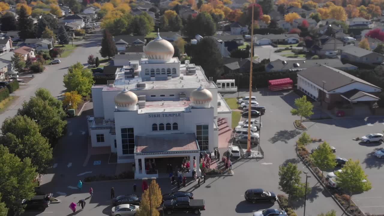 una foto de un dron de un templo sikh bien poblado