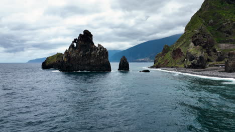 Dramatic-rocky-islet-off-Madeira-shoreline,-Ribeira-da-Janela