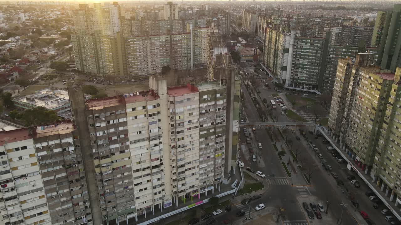 vista aérea de edificios rústicos sucios y viejos en áreas suburbanas de américa del sur