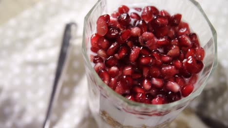 Muesli-De-Yogur-Y-Granadas-En-Un-Vaso-4k