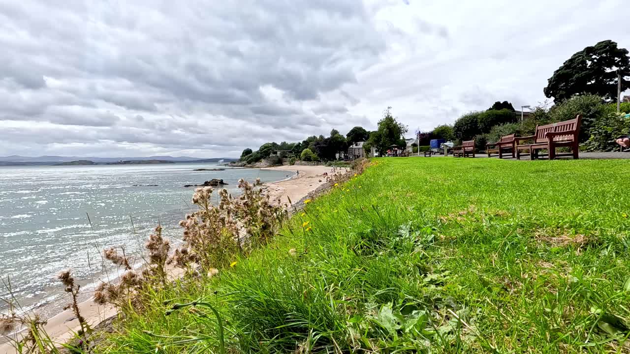 초원 이 있는 경치 좋은 해변 풍경