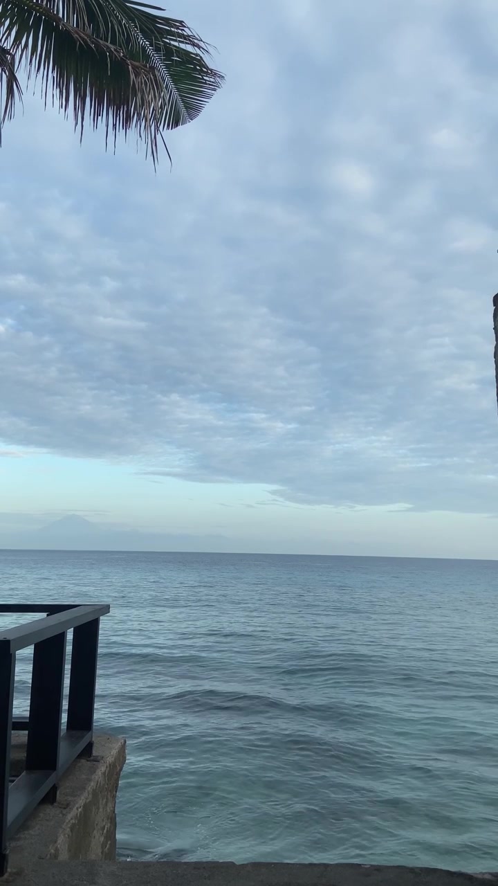 夕暮れ時の熱帯のバルコニーから望む穏やかな海の眺め