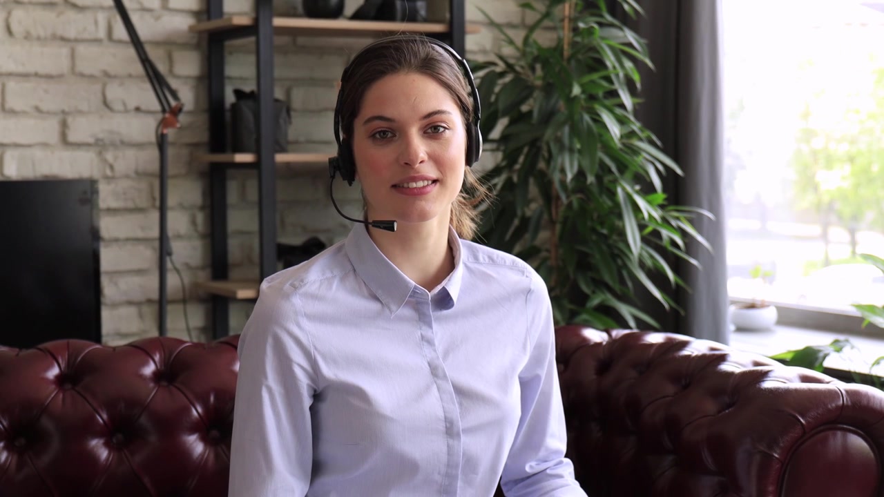 Jovem com Headset Conversando e Gesticulando Durante Videochamada Online