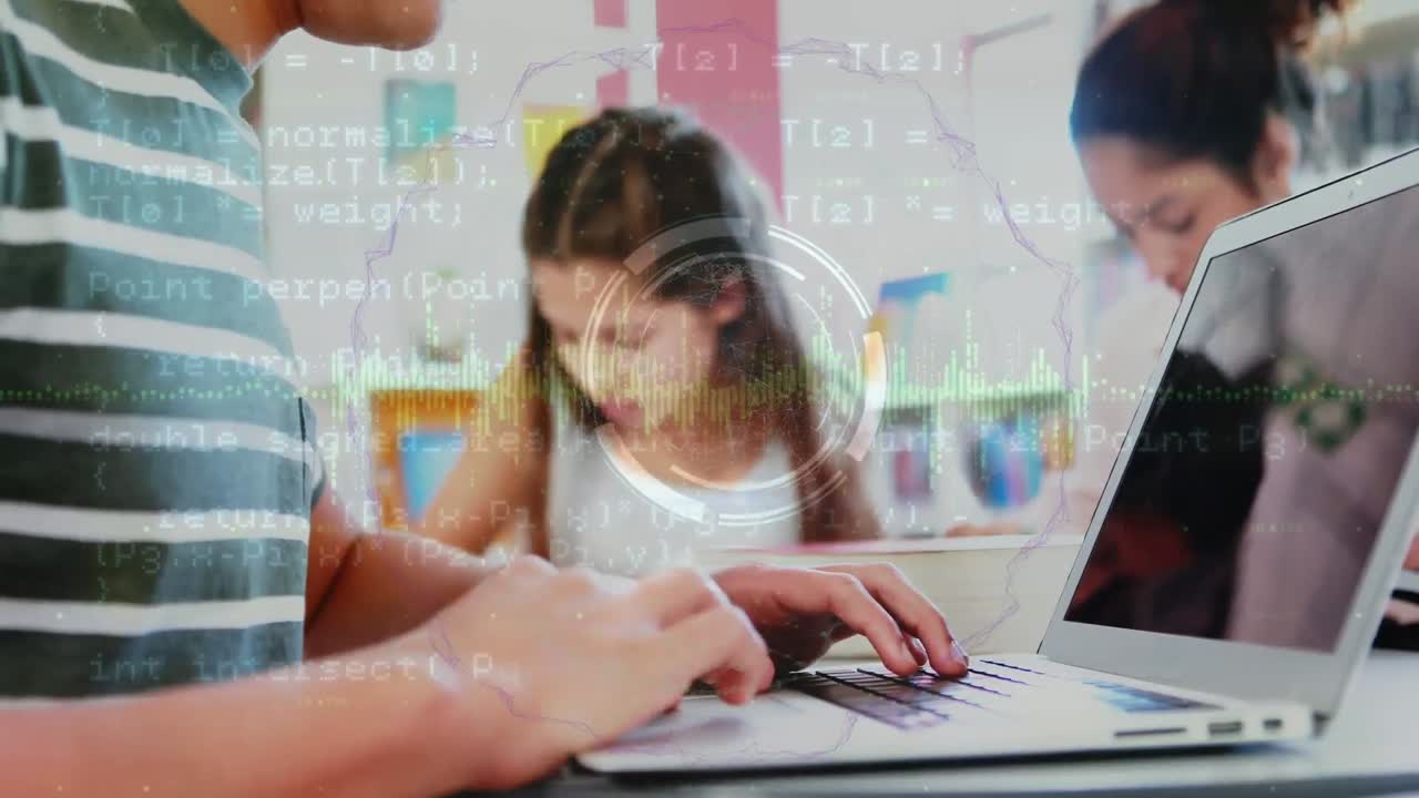 animación de procesamiento de datos sobre las manos de un niño caucásico usando una computadora portátil en la escuela