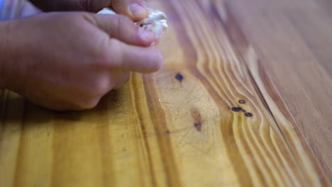cortar el ajo picado en juliana sobre tablero de madera cocina saludable dieta saludable