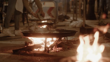 quemando paella en el festival de fallas en valencia españa