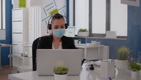 gerente ejecutivo con máscara de protección facial y auriculares