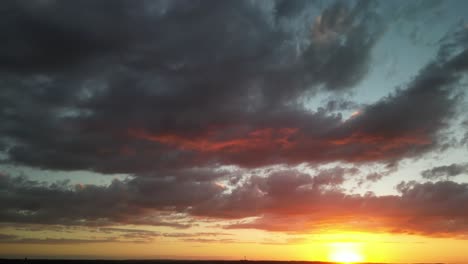 panorámica aérea hasta la puesta de sol rosa