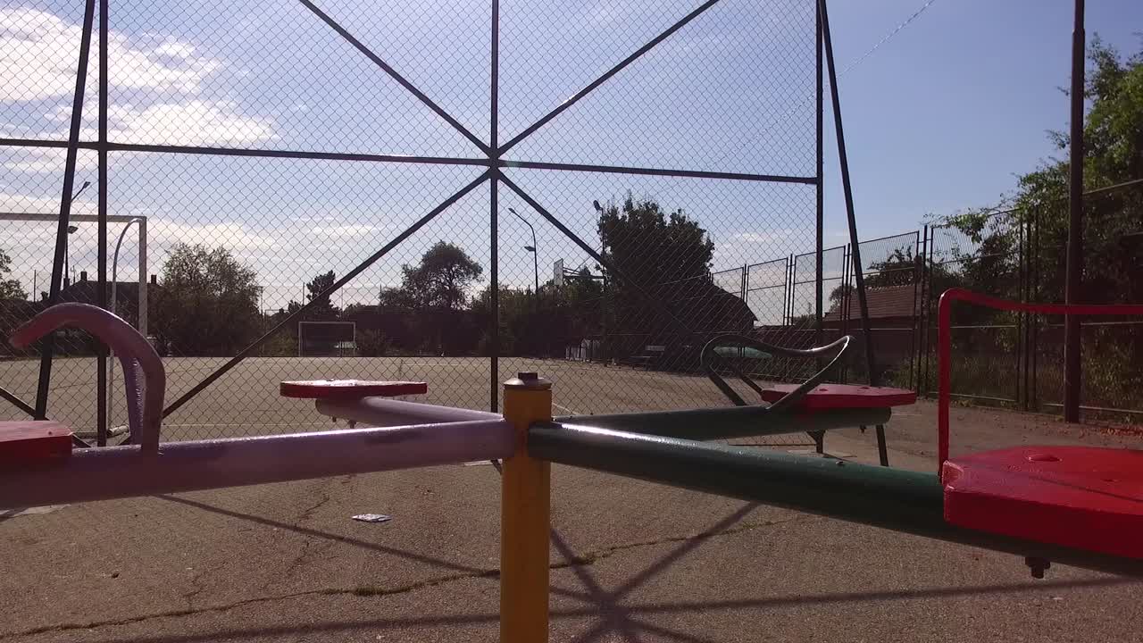 пустая карусель для детей в парке