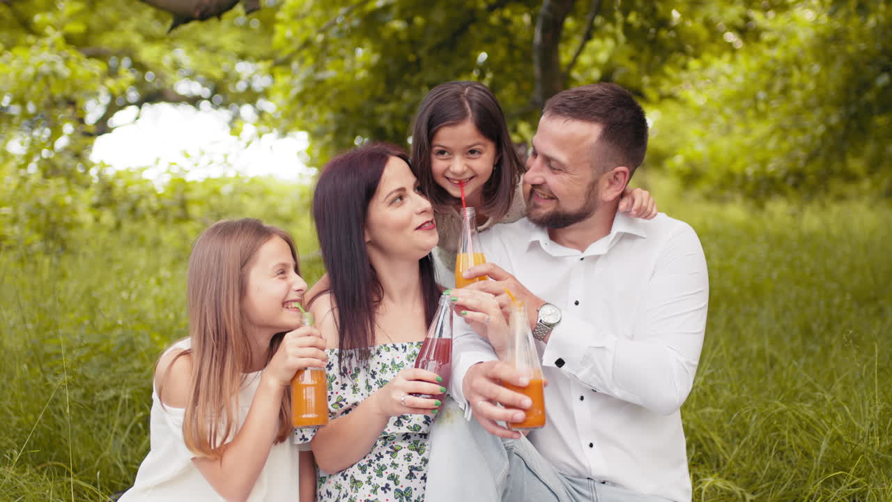 feliz picnic familiar en el parque