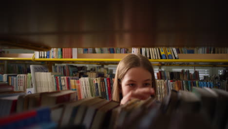 estudiante buscando y eligiendo libros en la biblioteca, disparo de mano