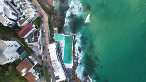una vista de avión no tripulado de ojo de pájaro mirando hacia abajo en el club de icebergs de bondi en la playa de bondi en sídney, nueva gales del sur