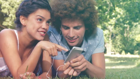 en formato de alta calidad pareja acostada en la hierba en el parque