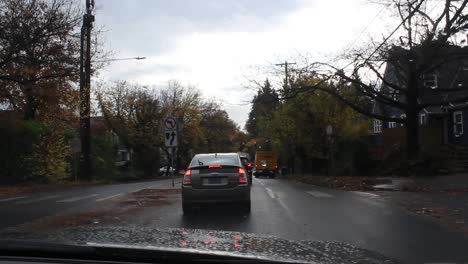 conduciendo por un camino lluvioso en otoño