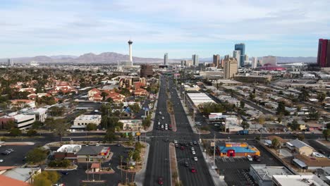 Excelente-Vista-Aérea-Retrocediendo-Desde-El-Strip-En-Las-Vegas,-Nevada