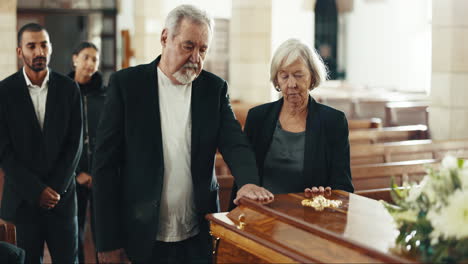 Funeral,-Iglesia-Y-Pareja-Con-La-Mano-En-El-Ataúd