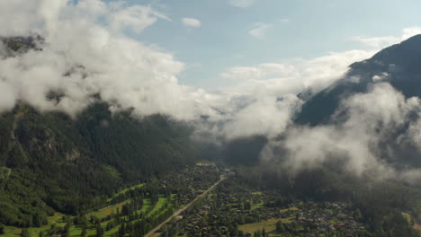 Toma-Aérea-Del-Control-Deslizante-De-La-Ciudad-Del-Valle-De-La-Montaña