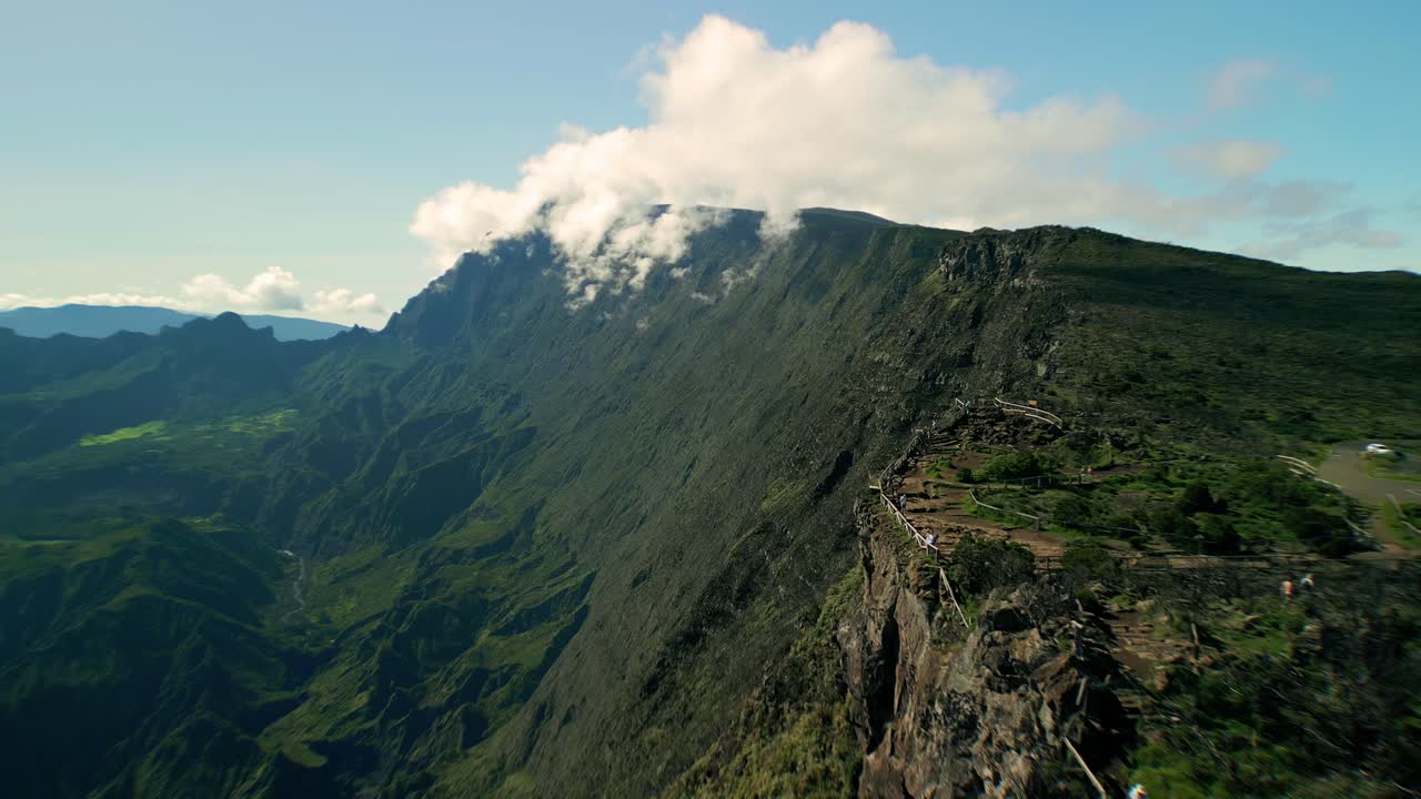 drone volando rápido sobre el borde del maiido en la isla de la reunión a lo largo de las hermosas paredes del cráter del cirque du mafate