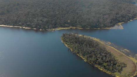 Toma-Aérea-De-Islas-En-Un-Lago-En-La-Selva-Australiana