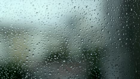 gotas de lluvia en un cristal de ventana, día de lluvia torrencial