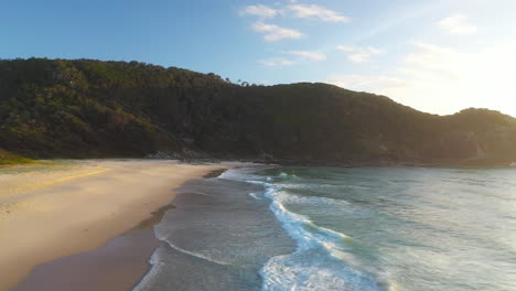 Australien-Sandstrand-Am-Sommertag,-Luftaufnahme-über-Wellen,-Die-Am-Ufer-Krachen