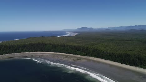 vista aérea panorámica de la playa de arena gris de la bahía de florencia, isla de vancouver, canadá en un día soleado