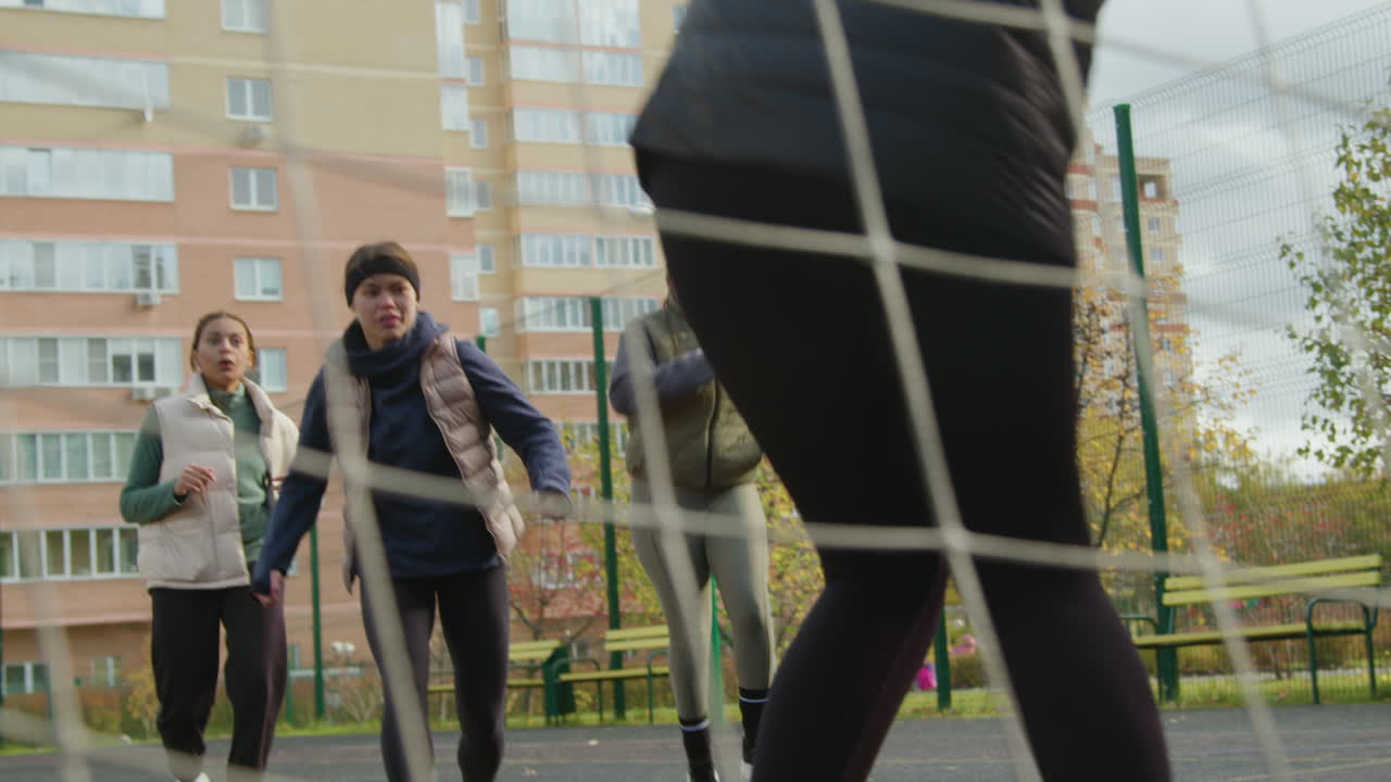 여자 는 축구 를 하면서 다쳤습니다.