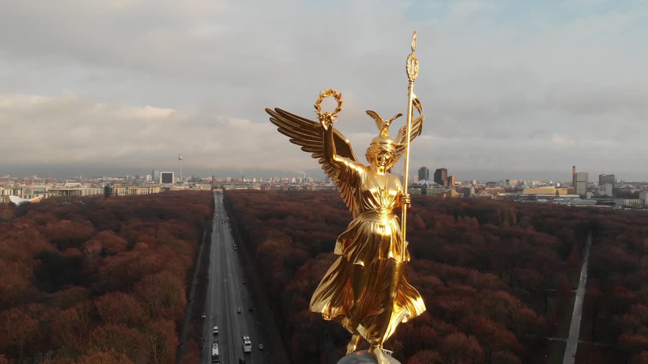 Colonna della Vittoria, Großer Stern, Berlino, primo piano con un drone a 4k 24fps in un bellissimo pomeriggio di Natale a Berlino, Germania