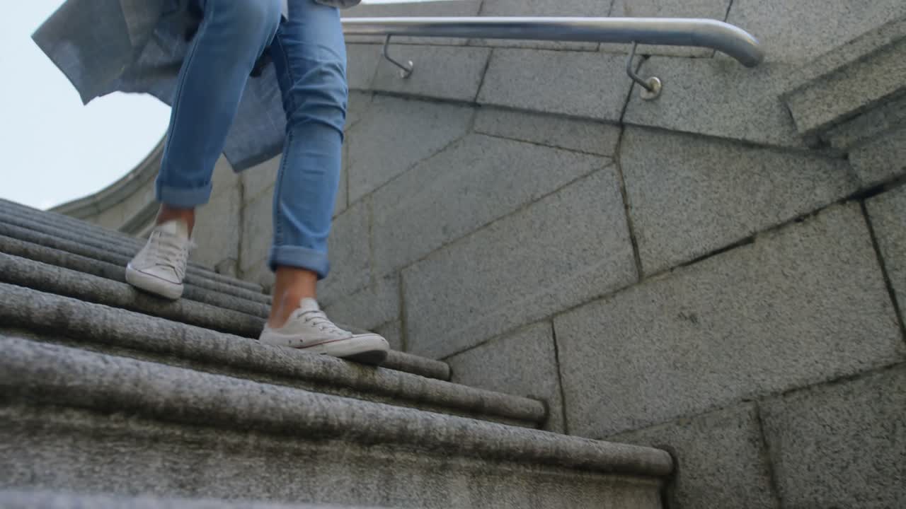 ⁇ 드폰 4k를 아래로 이동하는 동안 휴대폰을 사용하는 사람