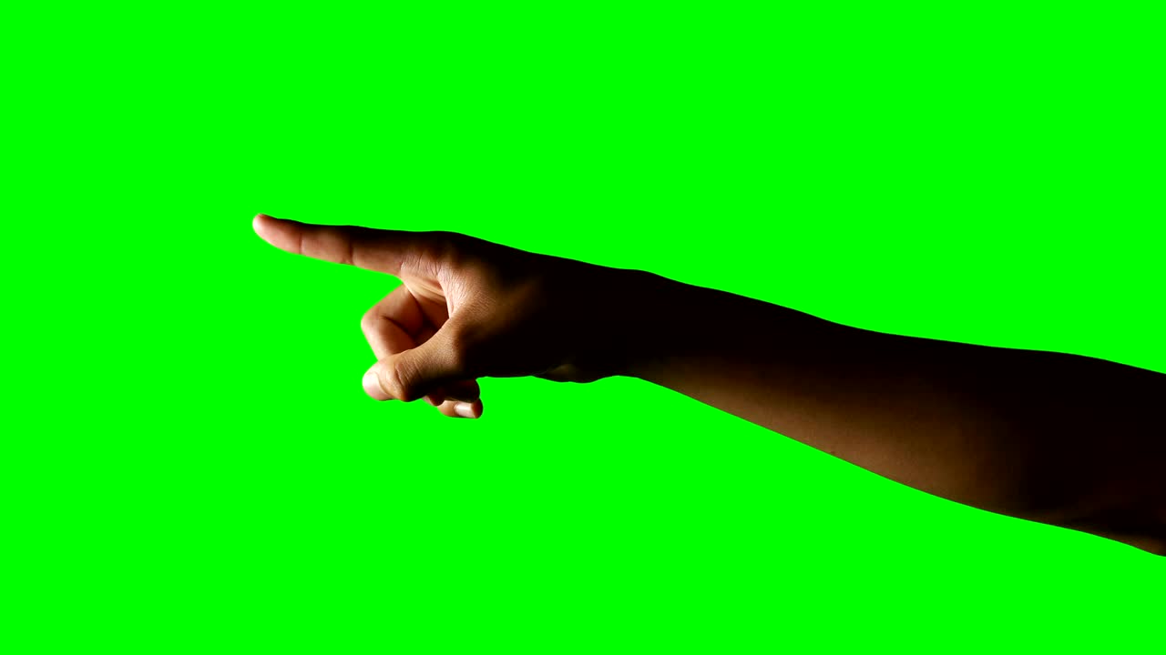 persona haciendo un gesto de la mano contra el fondo de la pantalla verde