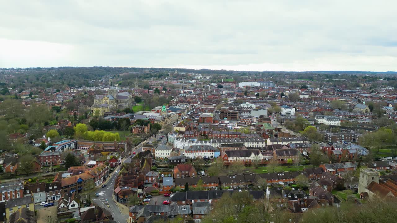 winchester alto vuelo sobre la ciudad hacia la catedral