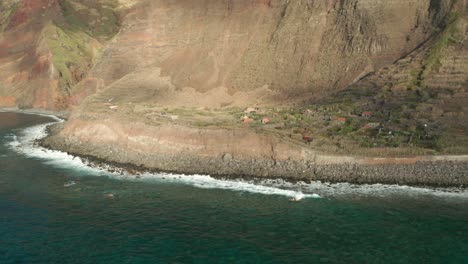 Ländliche-Kleine-Stadt-An-Der-Schroffen-Küste-Von-Madeira,-Kiesel,-Luft