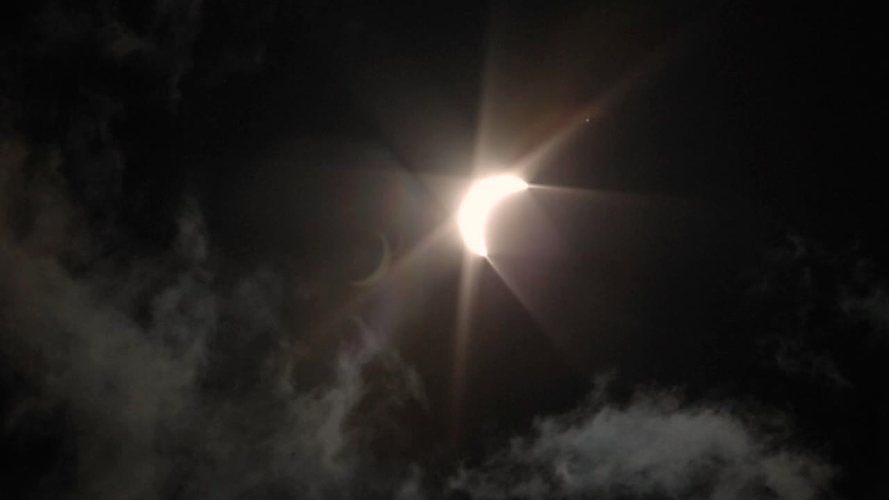 eclipse solar de 2024 visto desde texas con nubes y totalidad