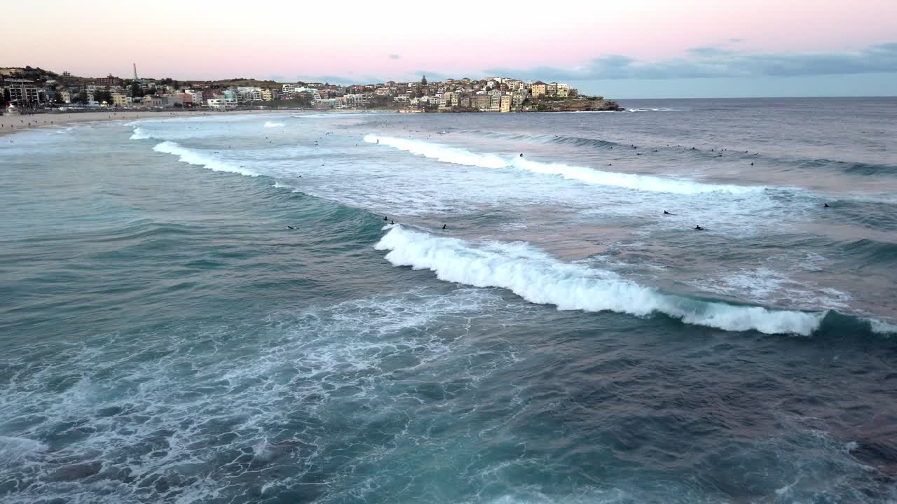 olas tormentosas con surfistas en la playa suburbana de bondi en sydney, nueva gales del sur, australia