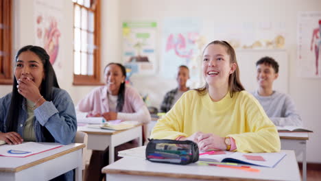 escuela, sonrisa y amigos estudiantes riendo