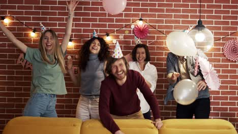 amigos locos sorpresa persona de cumpleaños que aparece desde el sofá