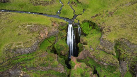 Vista-Aérea-De-La-Cascada-Gljufrabui-En-Islandia